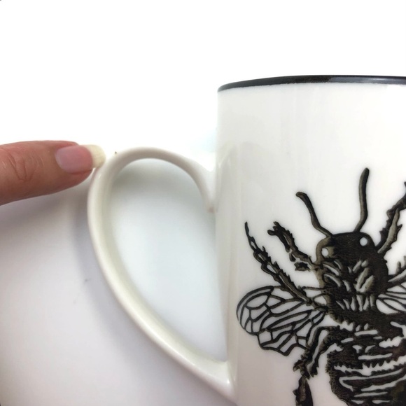 Abbott white ceramic Bee mug - Picture 7 of 8